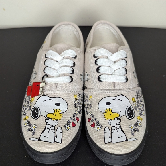 PEANUTS Happiness Is Friendship Snoopy Woodstock Women's Sneakers Size 5 - Picture 1 of 9